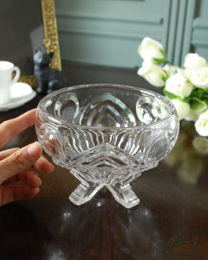 アンティーク 雑貨のガラス小物　アンティーク雑貨　可愛い脚付きのアンティークプレスドグラスのデザートボウル。いろいろ便利に使えます食卓で使うのはもちろん、お花を浮かべたり、花器代わりに使ったりと自分だけの使い方を楽しんで下さい。(pg-5655)
