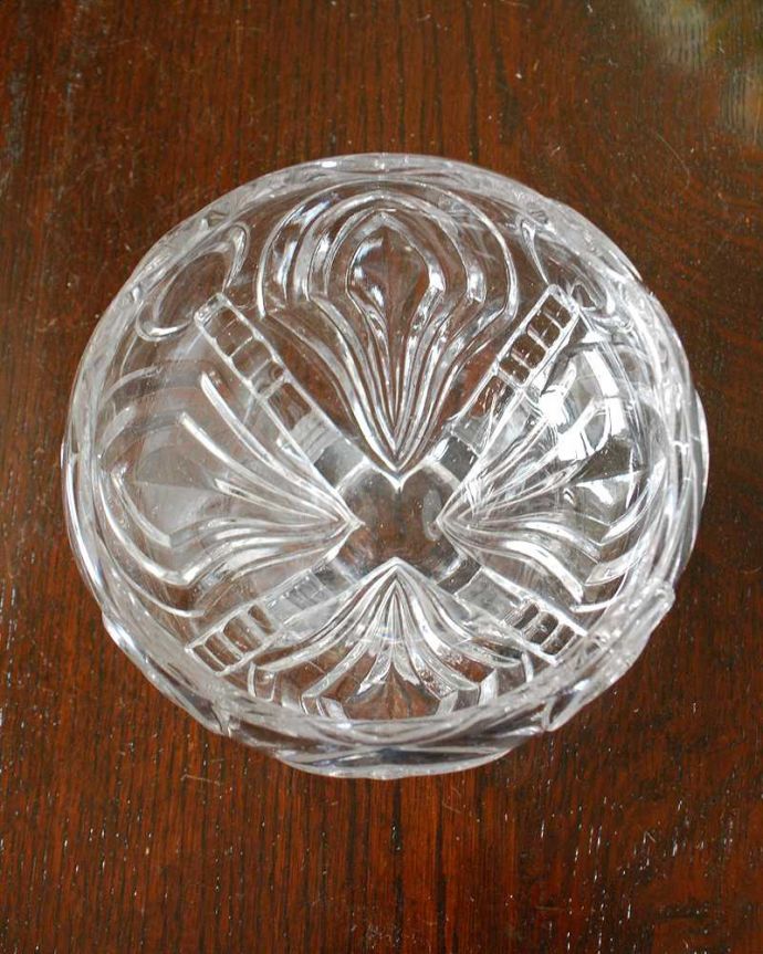 アンティーク 雑貨のガラス小物　アンティーク雑貨　可愛い脚付きのアンティークプレスドグラスのデザートボウル。上から見るとこんな感じです。(pg-5655)