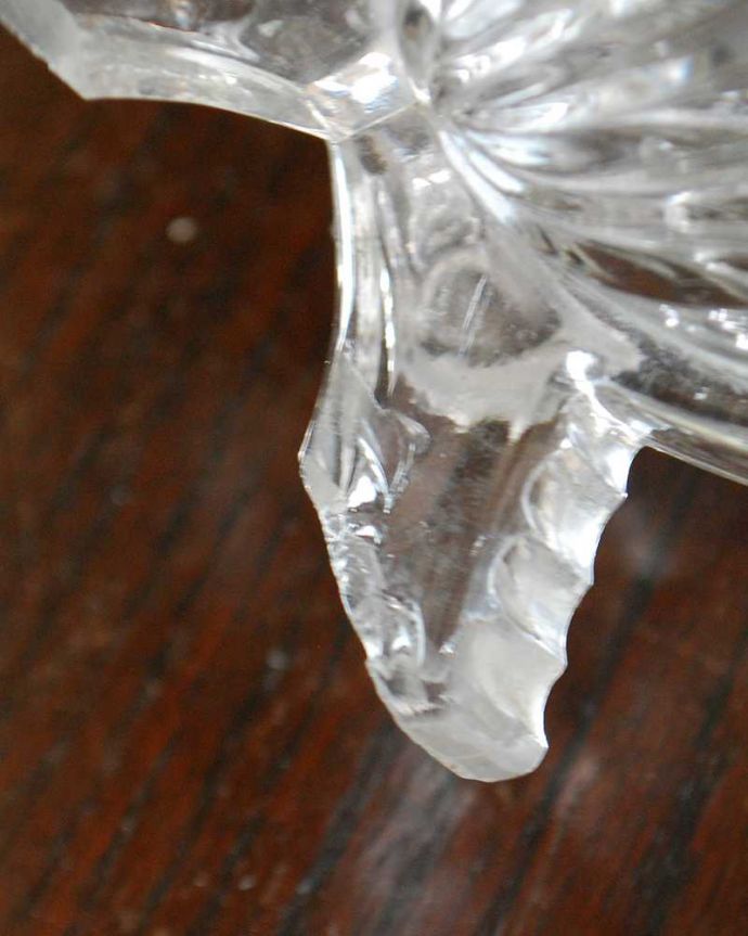 アンティーク 雑貨のガラス小物　アンティーク雑貨　可愛い脚付きのアンティークプレスドグラスのデザートボウル。カケがあるのでSALE価格ですカケがありました。(pg-5655)