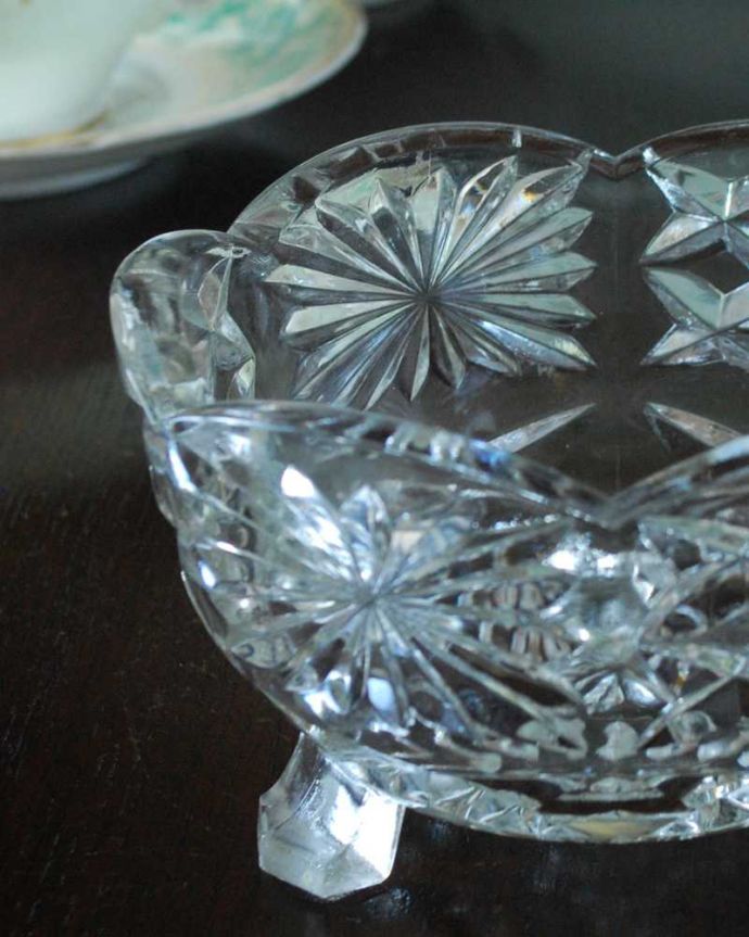 アンティーク 雑貨のガラス小物　アンティーク雑貨　お花模様も可愛い脚付きのアンティークプレスドグラス（デザートボウル）。食事の時間を楽しく過ごすために作られた器貴重だったガラスがプレスドグラスの発達によって気軽に手に入るようになった時代に作られたテーブルウェア。(pg-5656)