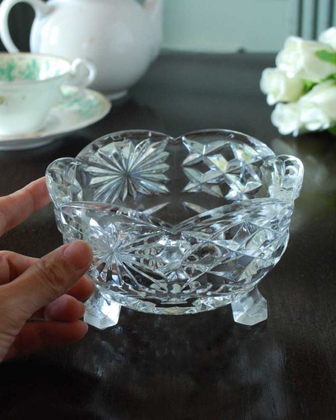アンティーク 雑貨のガラス小物　アンティーク雑貨　お花模様も可愛い脚付きのアンティークプレスドグラス（デザートボウル）。いろいろ便利に使えます食卓で使うのはもちろん、お花を浮かべたり、花器代わりに使ったりと自分だけの使い方を楽しんで下さい。(pg-5656)