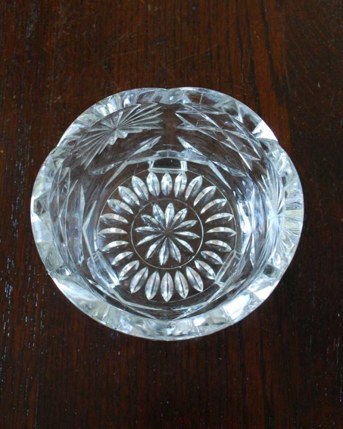 アンティーク 雑貨のガラス小物　アンティーク雑貨　お花模様も可愛い脚付きのアンティークプレスドグラス（デザートボウル）。上から見るとこんな感じです。(pg-5656)