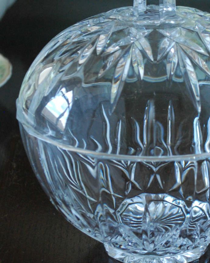 アンティーク 雑貨のガラス小物　アンティーク雑貨　アンティークのガラスの器、リンゴの形が可愛いプレスドグラスの蓋つきの器。何が中に入っていたのかな？今みたいにプラスチックじゃなく、昔はこんなに可愛いガラスの器にお菓子が入っていたんだなって思うだけでワクワクです。(pg-5658)