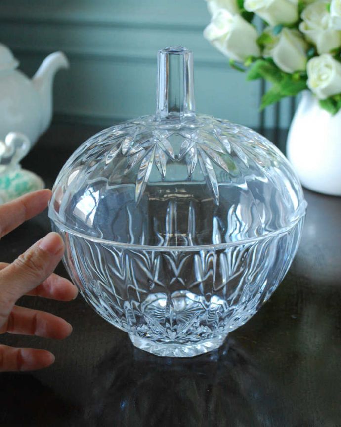 アンティーク 雑貨のガラス小物　アンティーク雑貨　アンティークのガラスの器、リンゴの形が可愛いプレスドグラスの蓋つきの器。ふたを開ける度にワクワク置いておくだけで絵になる可愛らしさ。(pg-5658)