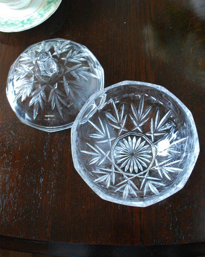 アンティーク 雑貨のガラス小物　アンティーク雑貨　アンティークのガラスの器、リンゴの形が可愛いプレスドグラスの蓋つきの器。中を見るとこんな感じアンティークなので多少のキズ・欠けがある場合がありますが、使用上問題ありませんのでご了承下さい。(pg-5658)