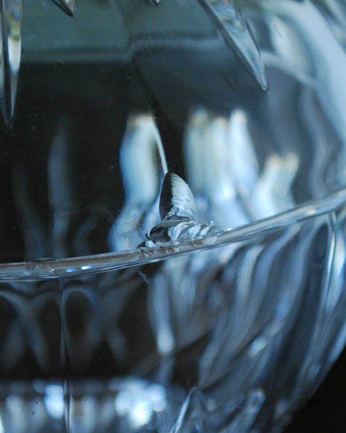 アンティーク 雑貨のガラス小物　アンティーク雑貨　アンティークのガラスの器、リンゴの形が可愛いプレスドグラスの蓋つきの器。カケがあるのでSALE価格ですカケがありました。(pg-5658)