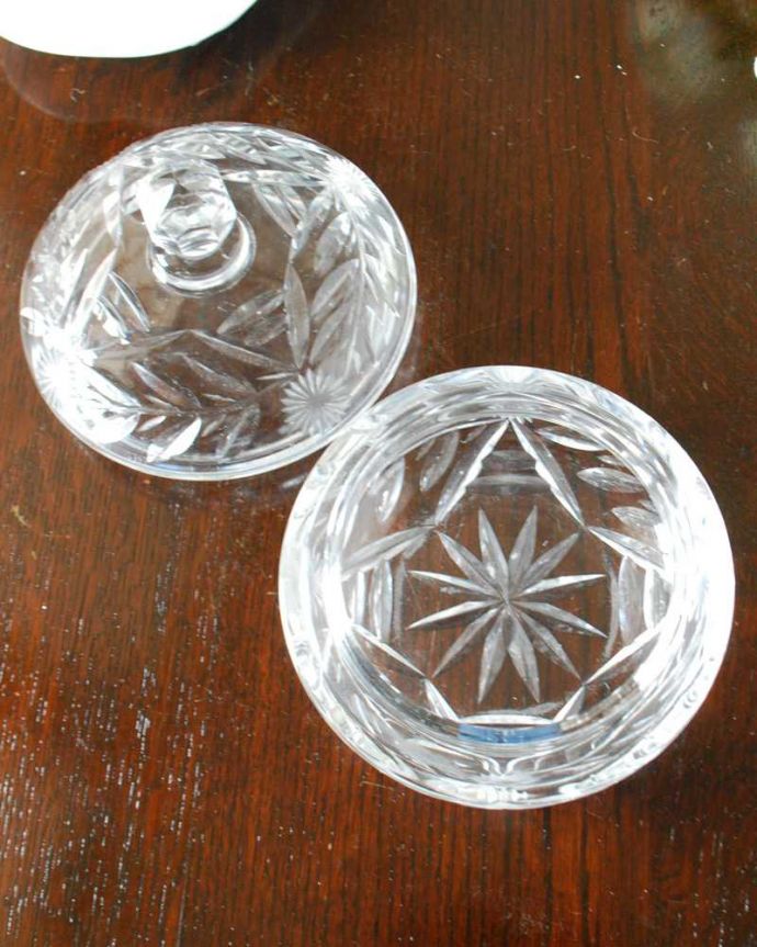 アンティーク 雑貨のガラス小物　アンティーク雑貨　お花とリーフが美しいアンティークプレスドグラスのパフボール。上から見るとこんな感じアンティークなので多少のキズや欠けがある場合がありますが、使用上問題はありませんのでご了承下さい。(pg-5659)