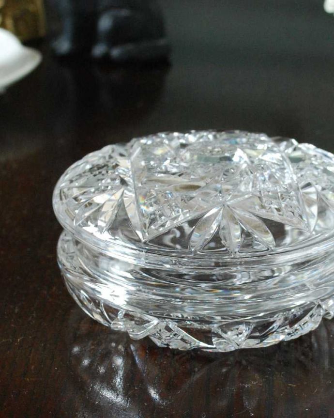 アンティーク 雑貨のガラス小物　アンティーク雑貨　アンティークガラスのアクセサリーケース、イギリスのプレスドグラス。重ねても、別々でも･･･同じデザインの器を重ねて使うことが出来るプレスドグラス。(pg-5660)