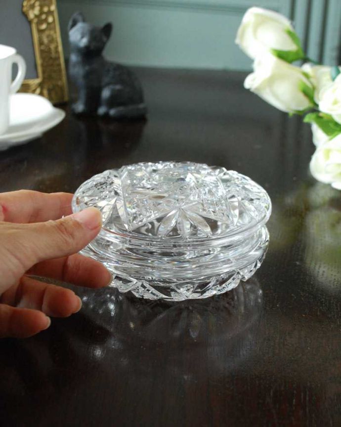 アンティーク 雑貨のガラス小物　アンティーク雑貨　アンティークガラスのアクセサリーケース、イギリスのプレスドグラス。ふたを開ける度にワクワク･･･キラキラ輝くガラスの器は、どんな場所に置いても光りに反射してキレイに輝きます。(pg-5660)