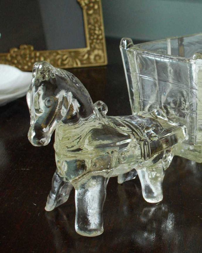 アンティーク 雑貨のガラス小物　アンティーク雑貨　アンティークガラスのオブジェ（馬車）イギリスで見つけたプレスドグラス 。美しく輝くガラスのオブジェキラキラと輝くガラスのオブジェはどこに置いても華やかな存在感です。(pg-5663)