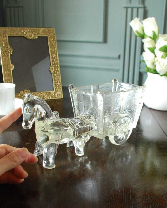 アンティーク 雑貨のガラス小物　アンティーク雑貨　アンティークガラスのオブジェ（馬車）イギリスで見つけたプレスドグラス 。見ているだけでワクワクしちゃう飾って眺めているだけでうっとりする美しさ。(pg-5663)
