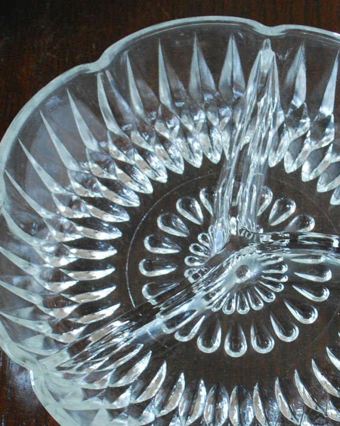 アンティーク雑貨 食卓を華やかに彩る仕切り付きアンティークガラストレー（アンティークプレート）、プレスドグラス。食事の時間を楽しく過ごすために作られた器貴重だったガラスがプレスドグラスの発達によって気軽に手に入るようになった時代に作られたテーブルウェア。(pg-5667)