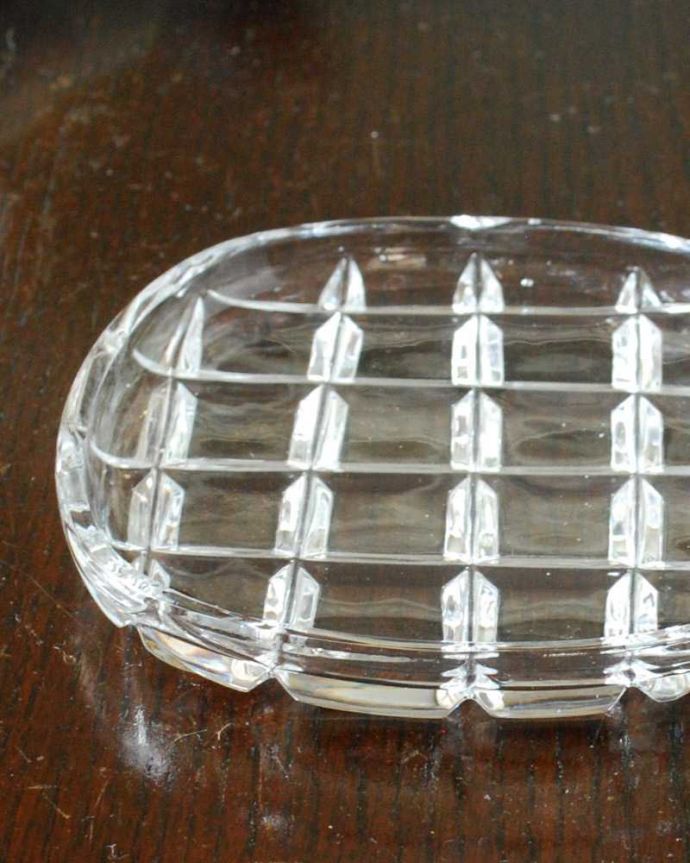 アンティーク 雑貨のガラス小物　アンティーク雑貨　ガラスでできた小さなコースター、アンティークプレスドグラス。お茶の時間を華やかにする小さなガラスのコースター毎日のお茶の時間や、特別なおもてなしにもピッタリな美しいガラスのコースターです。(pg-5668)