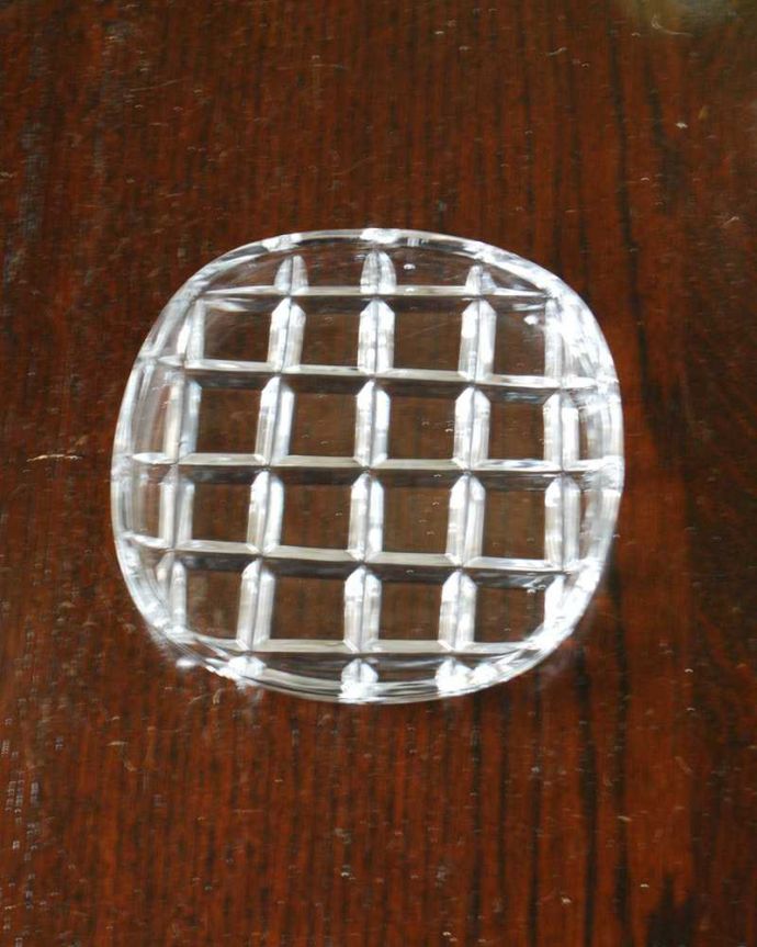 アンティーク 雑貨のガラス小物　アンティーク雑貨　ガラスでできた小さなコースター、アンティークプレスドグラス。上から見るとこんな形アンティークなので多少のキズやカケがある場合はありますが、使用上問題はありませんのでご了承下さい。(pg-5668)