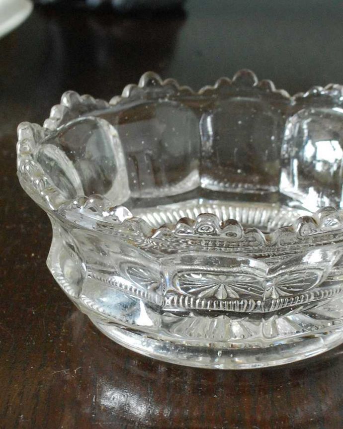 アンティーク 雑貨のガラス小物　アンティーク雑貨　レースのような縁どりが美しいアンティークプレスドグラス（デザートグラス）。食事の時間を楽しく過ごすために作られた器貴重だったガラスがプレスドグラスの発達によって気軽に手に入るようになった時代に作られたテーブルウェア。(pg-5669)