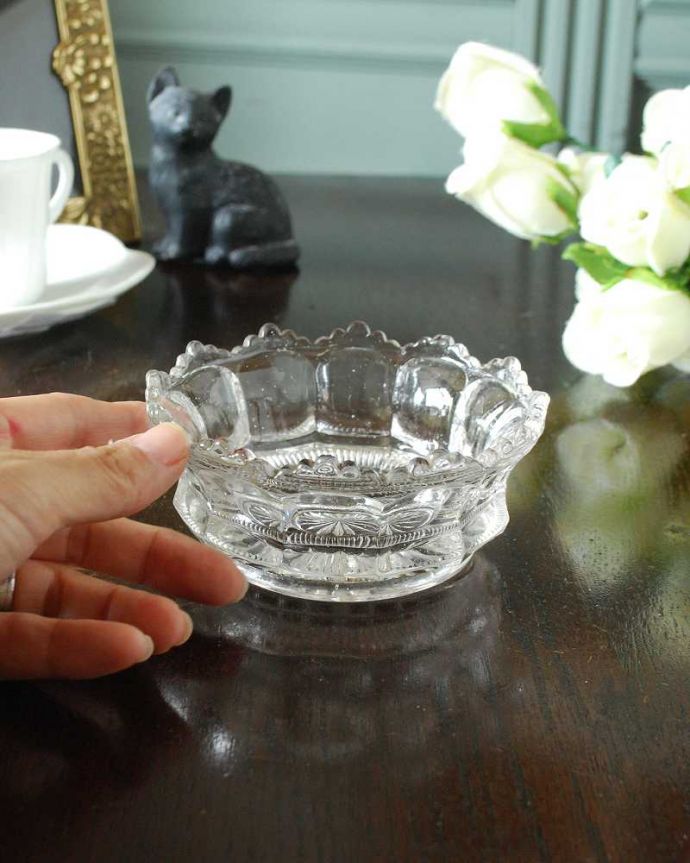 アンティーク 雑貨のガラス小物　アンティーク雑貨　レースのような縁どりが美しいアンティークプレスドグラス（デザートグラス）。いろいろ便利に使えます食卓で使うのはもちろん、お花を浮かべたり、花器代わりに使ったりと自分だけの使い方を楽しんで下さい。(pg-5669)