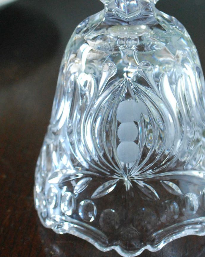 アンティーク 雑貨のガラス小物　アンティーク雑貨　持ち手まで美しいアンティーク プレスドグラスのガラスベル。装飾も美しいガラスで出来たベル使用人を呼ぶために日常的に使われていたベル。(pg-5671)