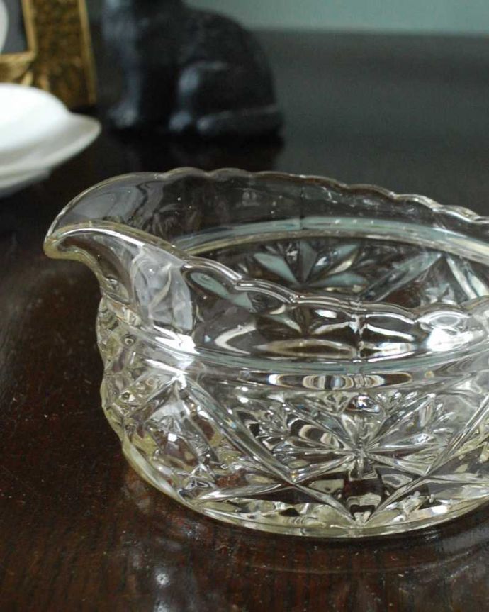 アンティーク 雑貨のガラス小物　アンティーク雑貨　イギリスのアンティーク プレスドグラス、丸くて可愛いガラスのソースポット。食卓を華やかにしてくれる器日本ではあまり見かけないソースポットですが、意外にもいろんなものを入れて便利に使えます。(pg-5677)