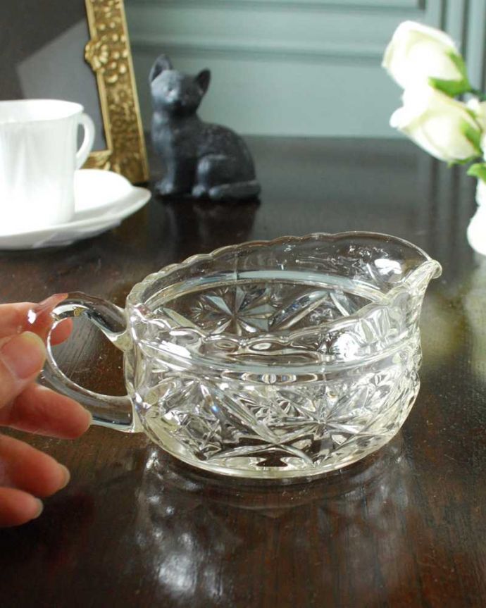 アンティーク 雑貨のガラス小物　アンティーク雑貨　イギリスのアンティーク プレスドグラス、丸くて可愛いガラスのソースポット。たっぷり入るサイズですいろんなものをたっぷり入れていただけるサイズ。(pg-5677)