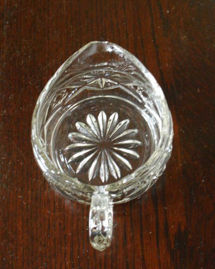 アンティーク 雑貨のガラス小物　アンティーク雑貨　イギリスのアンティーク プレスドグラス、丸くて可愛いガラスのソースポット。上から見るとこんな感じです。(pg-5677)