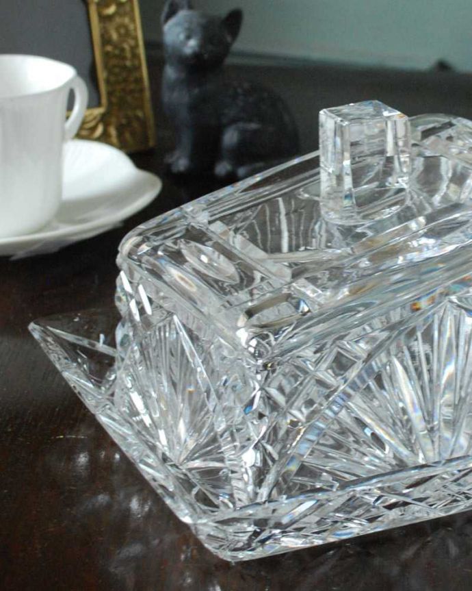 イギリスで見つけたガラスのバターケースセット（バターディッシュ）アンティークプレスドグラス