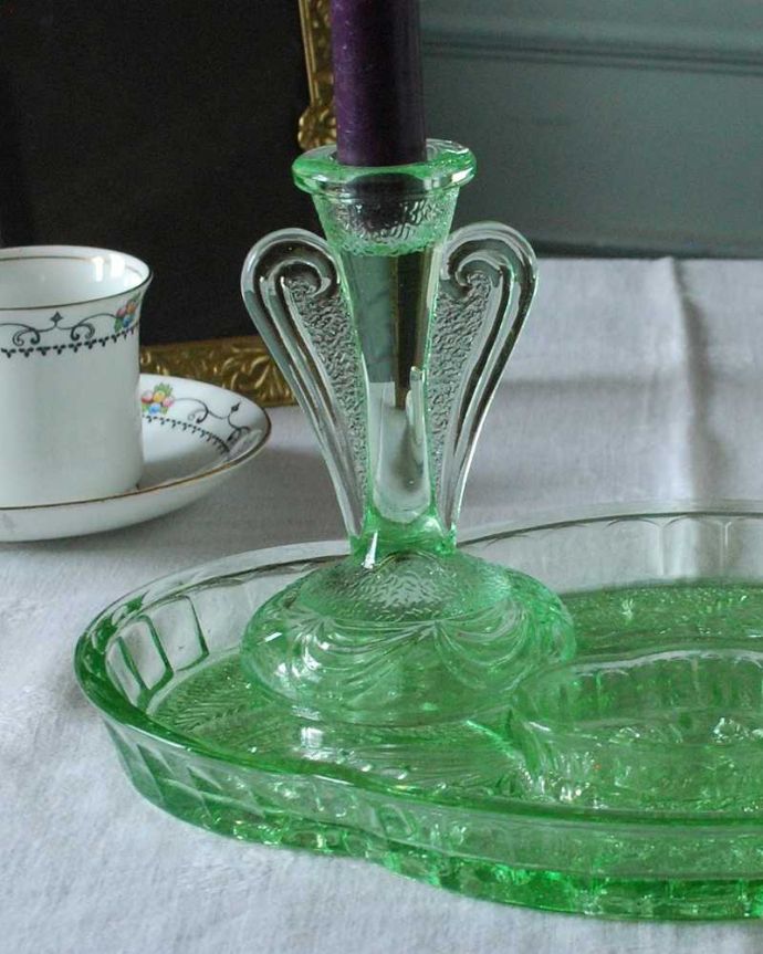 アンティーク 雑貨のガラス小物　アンティーク雑貨　蝶が舞うグリーンが美しいアンティークプレスドグラスのドレッシングセット。女性のためのお化粧道具でしたもともとはドレッシングセットとしてパフケースとキャンドル、アクセサリートレイと一緒に使われていたもの。(pg-5684)