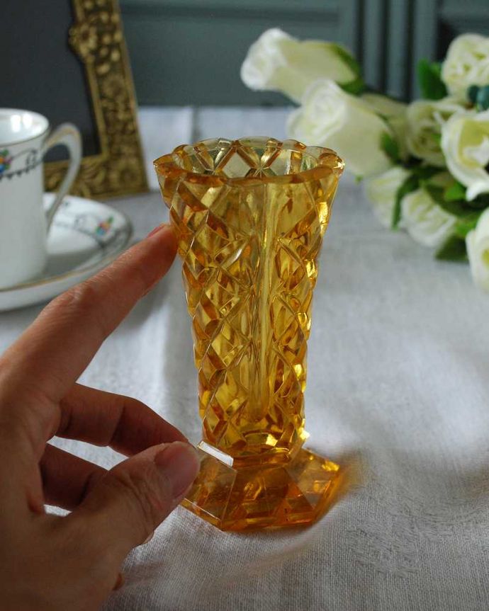 アンティーク 雑貨のガラス小物　アンティーク雑貨　透き通るアンバーカラーが上品、アンティークガラスのフラワーベース（１輪挿し）。お花を１輪挿すだけ花器が美しいので１輪挿すだけでパッと華やかになります。(pg-5685)