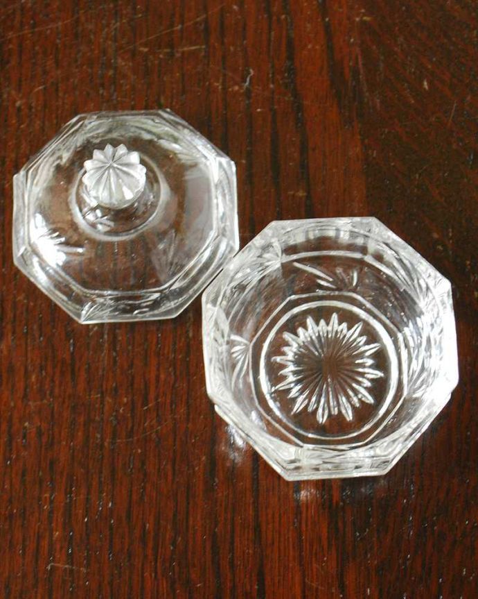 アンティーク 雑貨のガラス小物　アンティーク雑貨　お菓子のような可愛いトップの持ち手が付いたアンティークガラスケース（プレスドグラス） 。上から見るとこんな感じアンティークなので多少のキズや欠けがある場合がありますが、使用上問題はありませんのでご了承下さい。(pg-5686)
