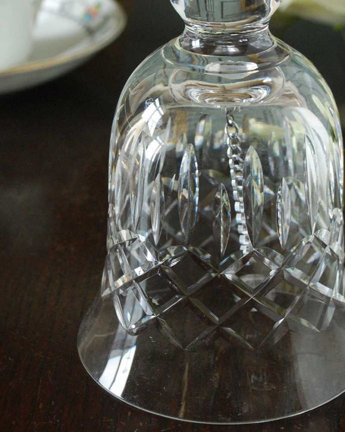 アンティーク 雑貨のガラス小物　アンティーク雑貨　カッティングがキレイな小ぶりのアンティーク、プレスドグラスのベル。装飾も美しいガラスで出来たベル使用人を呼ぶために日常的に使われていたベル。(pg-5692)
