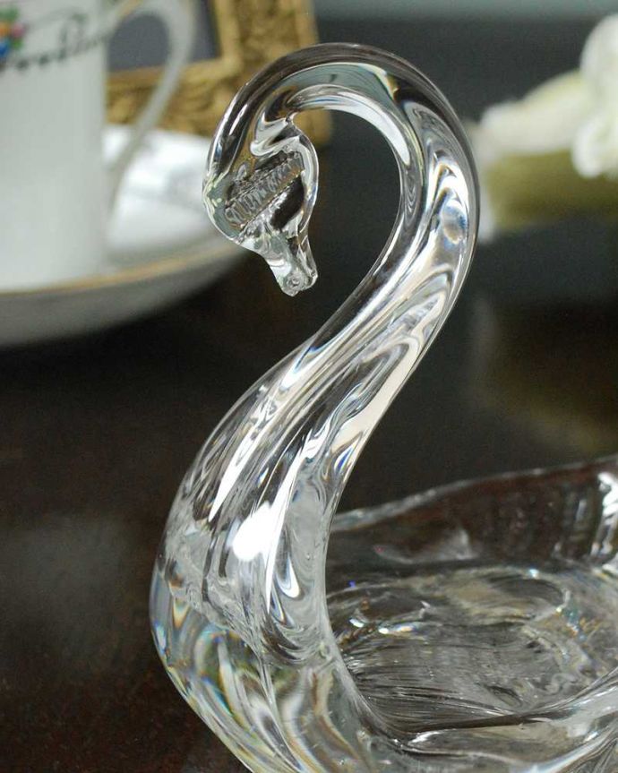 アンティーク 雑貨のガラス小物　アンティーク雑貨　美しいガラスのスワン（白鳥）のオブジェ、小物入れにもなるアンティークプレスドグラス。大切にされてきた白鳥のモチーフとっても美しい白鳥の形をしたプレスドグラス。(pg-5693)