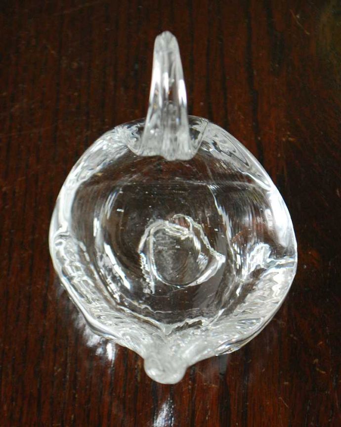 アンティーク 雑貨のガラス小物　アンティーク雑貨　美しいガラスのスワン（白鳥）のオブジェ、小物入れにもなるアンティークプレスドグラス。上から見るとこんな感じです。(pg-5693)