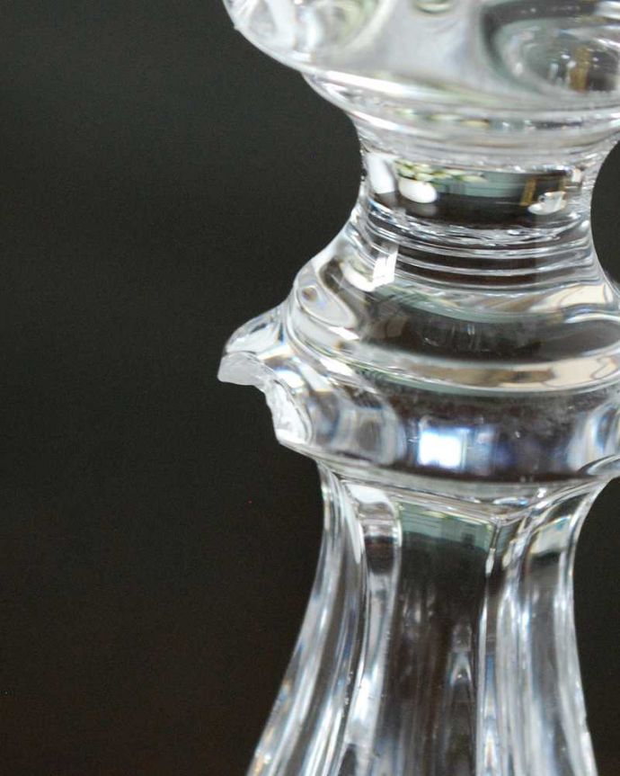アンティーク 雑貨のガラス小物　アンティーク雑貨　お花のようなシルエットが可愛いアンティークガラスのキャンドルスタンド（プレスドグラス）。カケがあるのでSALE価格ですカケがありました。(pg-5696)