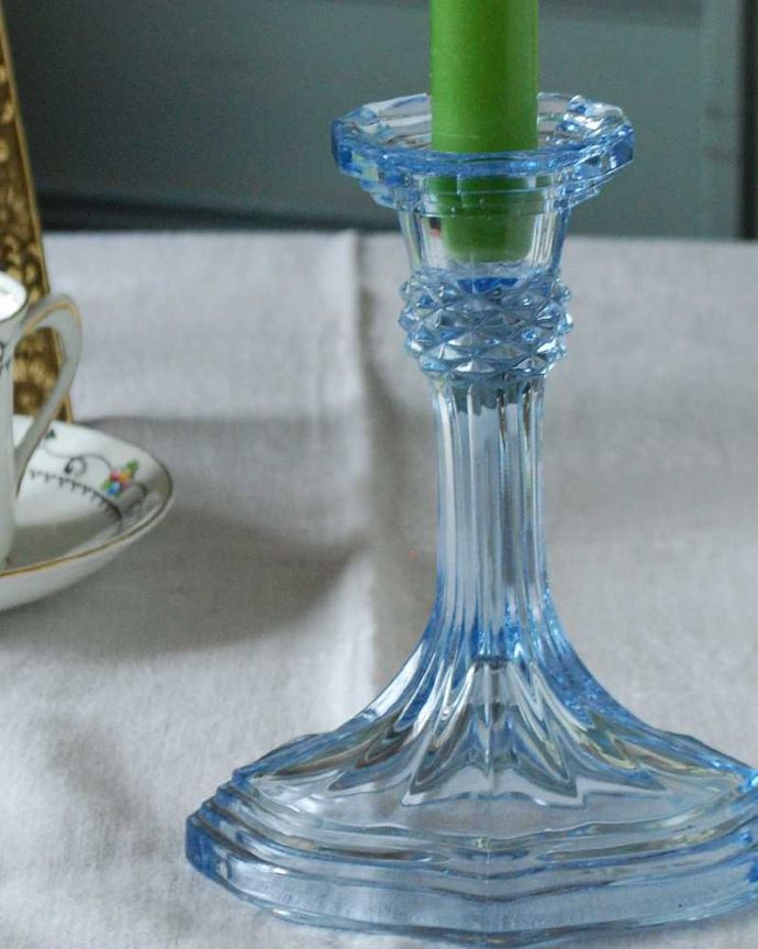 アンティーク 雑貨のガラス小物　アンティーク雑貨　透明感のある美しいブルーのアンティークプレスドグラス、キャンドルスタンド。ドレッシングセットの必須アイテムでしたもともとはドレッシングセットとしてパフケースと一緒にトレイの上に必ずセッティングされていたキャンドルスタンド。(pg-5697)