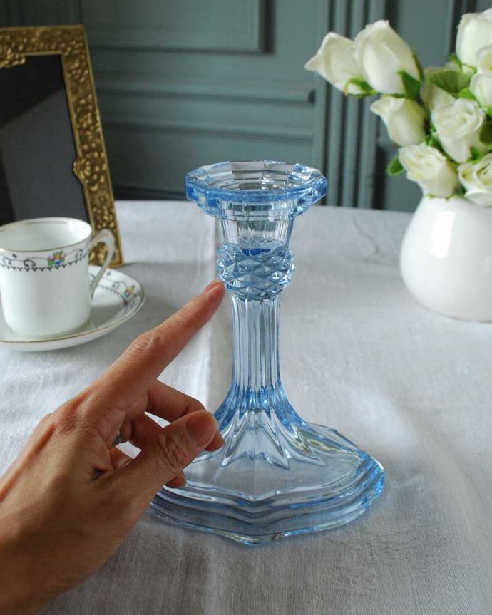 アンティーク 雑貨のガラス小物　アンティーク雑貨　透明感のある美しいブルーのアンティークプレスドグラス、キャンドルスタンド。癒されるキャンドルの灯りここにキャンドルを挿すだけで、なんだか特別な日に変わります。(pg-5697)