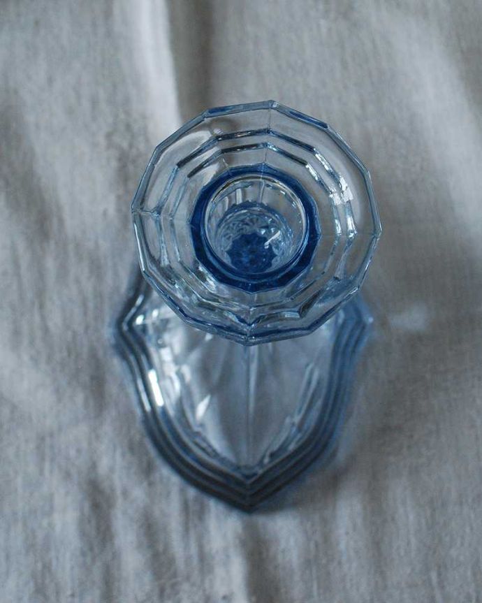 アンティーク 雑貨のガラス小物　アンティーク雑貨　透明感のある美しいブルーのアンティークプレスドグラス、キャンドルスタンド。上から見るとこんな感じですアンティークなので多少のキズやカケがある場合はありますが、使用上問題はありませんのでご了承下さい。(pg-5697)