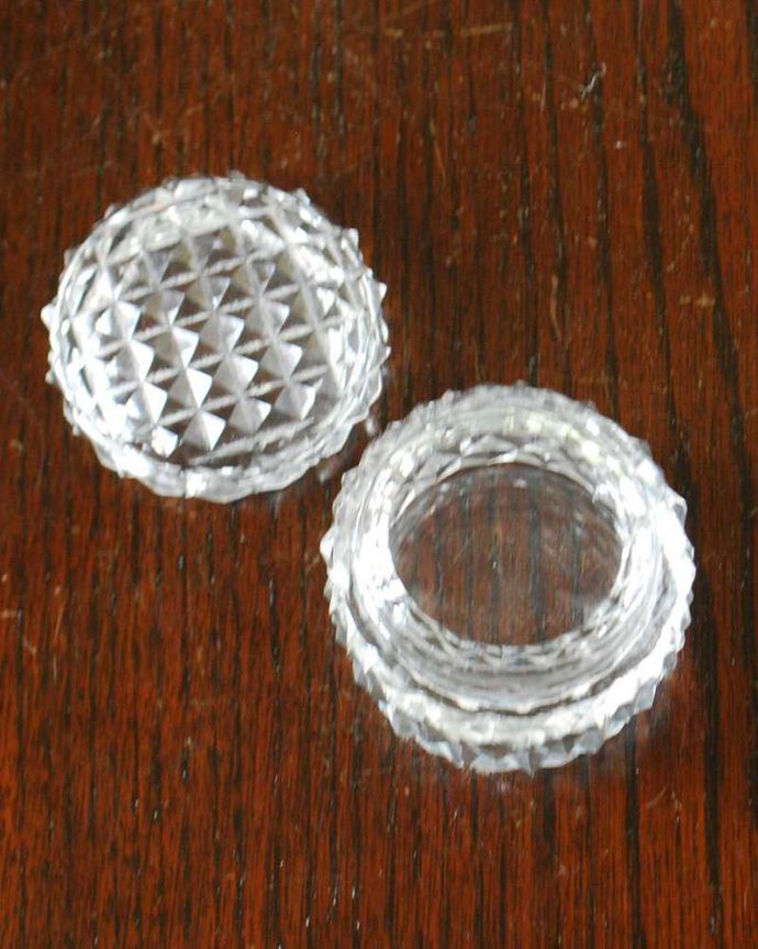 アンティーク 雑貨のガラス小物　アンティーク雑貨　キラッと輝くガラスの小さなスパイスケース（小物入れ）、アンティークプレスドグラス。上から見るとこんな形アンティークなので多少のキズやカケがある場合はありますが、使用上問題はありませんのでご了承下さい。(pg-5698)