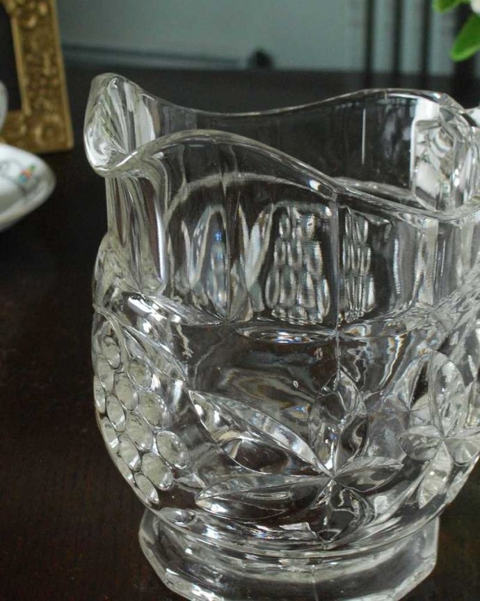 アンティーク 雑貨のガラス小物　アンティーク雑貨　葡萄とお花が美しいアンティーク プレスドグラスのウォータージャグ。英国の家庭には必ずあるウォータージャグアルコールを飲まない人のためにテーブルの中央にお水を置いて置かれていたウォータージャグ。(pg-5702)