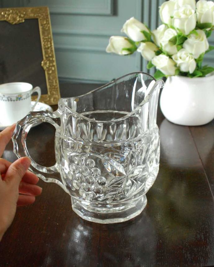 アンティーク 雑貨のガラス小物　アンティーク雑貨　葡萄とお花が美しいアンティーク プレスドグラスのウォータージャグ。いろんな使い方が出来ます飲み物を入れるのはもちろんフラワーベースとしても使いやすい便利なサイズです。(pg-5702)