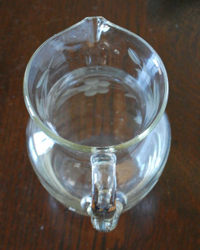 アンティーク 雑貨のガラス小物　アンティーク雑貨　お花模様が美しいアンティークプレスドグラスのレモネードジャグ（ピッチャー）。上から見るとこんな感じです。(pg-5703)