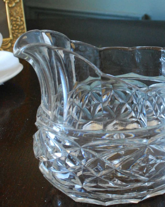 アンティーク 雑貨のガラス小物　アンティーク雑貨　イギリスで見つけた華やかなアンティーク プレスドグラスのウォータージャグ。英国の家庭には必ずあるウォータージャグアルコールを飲まない人のためにテーブルの中央にお水を置いて置かれていたウォータージャグ。(pg-5704)