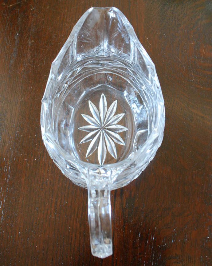 アンティーク 雑貨のガラス小物　アンティーク雑貨　イギリスで見つけた華やかなアンティーク プレスドグラスのウォータージャグ。中を見てみると･･･アンティークなので多少のキズやカケがありますが使用上問題がないものだけをご紹介しています。(pg-5704)