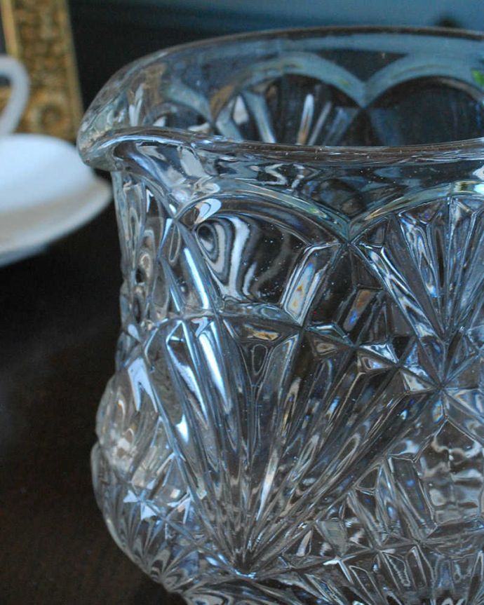 アンティーク 雑貨のガラス小物　アンティーク雑貨　光と水に反射してキラキラ輝くアンティークプレスドグラス、ウォータージャグ。英国の家庭には必ずあるウォータージャグアルコールを飲まない人のためにテーブルの中央にお水を置いて置かれていたウォータージャグ。(pg-5705)