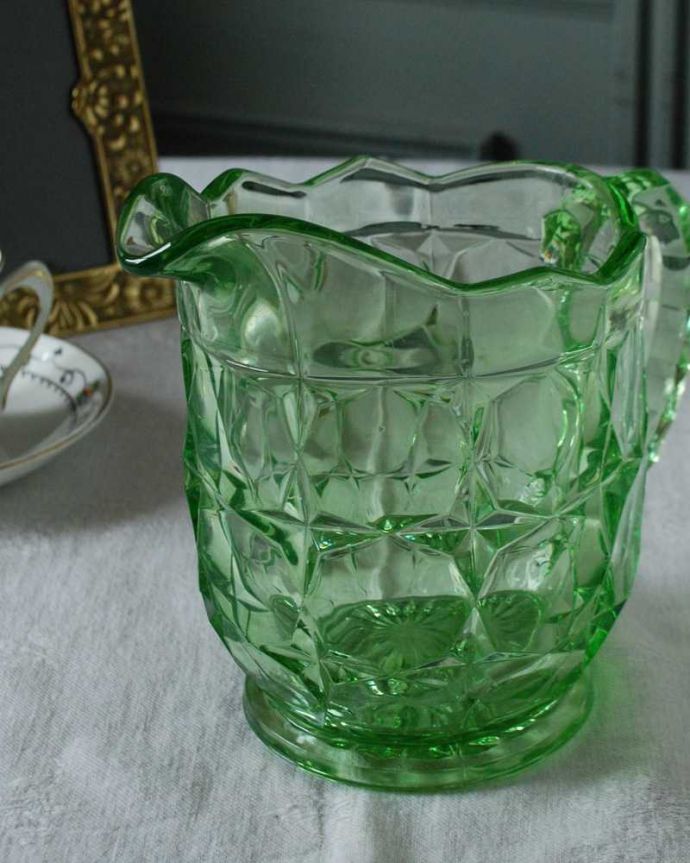 アンティーク 雑貨のガラス小物　アンティーク雑貨　爽やかなグリーンのアンティーク プレスドグラスのウォータージャグ。英国の家庭には必ずあるウォータージャグアルコールを飲まない人のためにテーブルの中央にお水を置いて置かれていたウォータージャグ。(pg-5706)