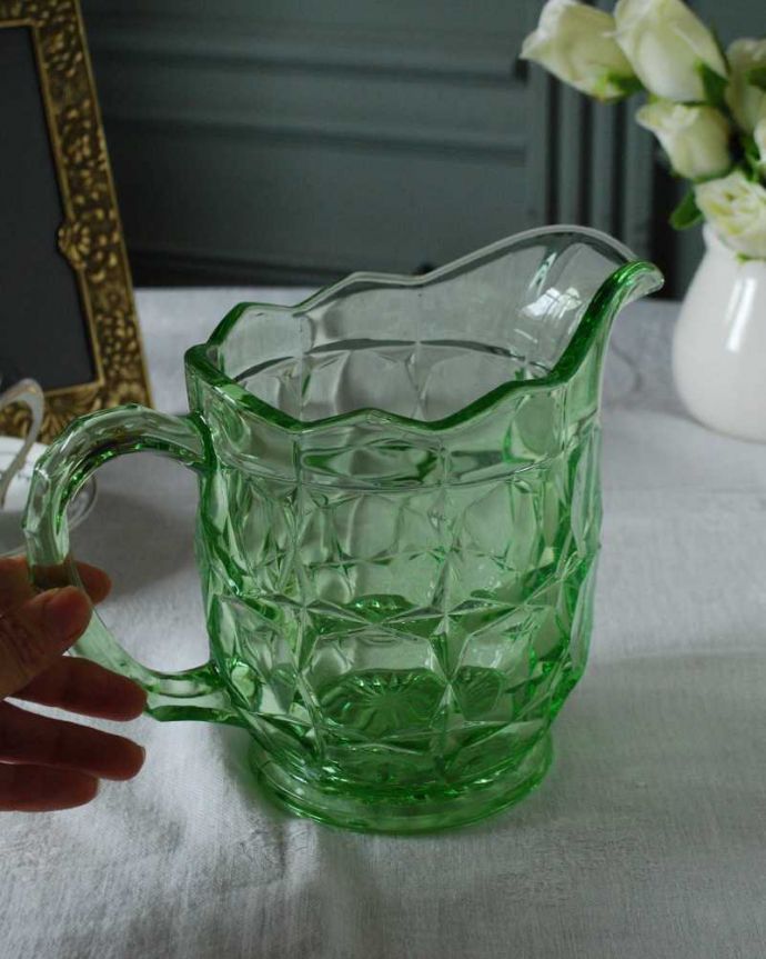 アンティーク 雑貨のガラス小物　アンティーク雑貨　爽やかなグリーンのアンティーク プレスドグラスのウォータージャグ。いろんな使い方が出来ます飲み物を入れるのはもちろんフラワーベースとしても使いやすい便利なサイズです。(pg-5706)