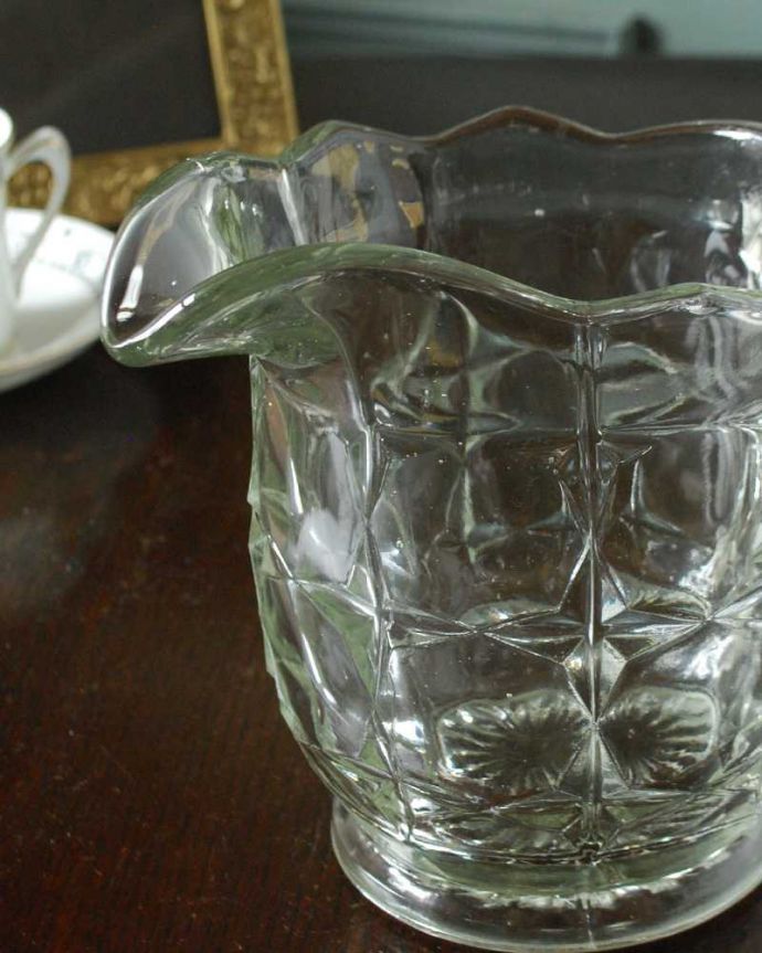 アンティーク 雑貨のガラス小物　アンティーク雑貨　横から見たシルエットも美しいアンティークプレスドグラスのウォータージャグ（ピッチャー）。英国の家庭には必ずあるウォータージャグアルコールを飲まない人のためにテーブルの中央にお水を置いて置かれていたウォータージャグ。(pg-5707)