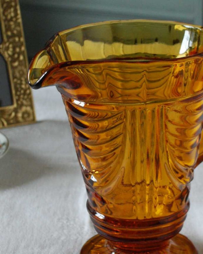 アンティーク 雑貨のガラス小物　アンティーク雑貨　大人っぽいアンバーカラーが美しいウォータージャグ、アンティークプレスドグラス。英国の家庭には必ずあるウォータージャグアルコールを飲まない人のためにテーブルの中央にお水を置いて置かれていたウォータージャグ。(pg-5708)