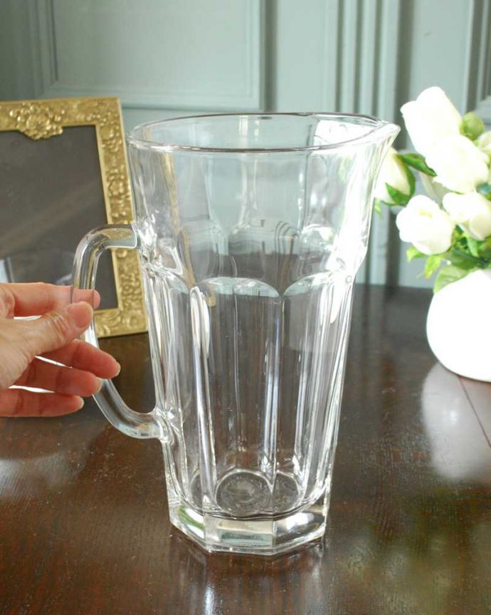 アンティーク 雑貨のガラス小物　アンティーク雑貨　ワンランク上の食卓を演出する、アンティークプレスドグラスのレモネードジャグ（ピッチャー） 。いろんな使い方で楽しんで下さい飲み物を入れるのはもちろんフラワーベースとしても使いやすい便利なサイズです。(pg-5709)