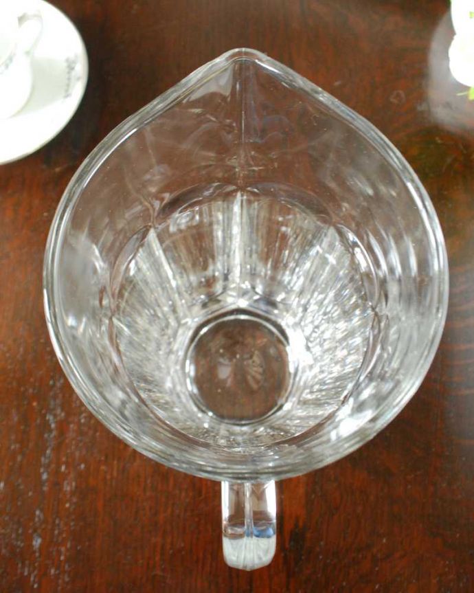 アンティーク 雑貨のガラス小物　アンティーク雑貨　ワンランク上の食卓を演出する、アンティークプレスドグラスのレモネードジャグ（ピッチャー） 。中を見てみると･･･アンティークなので多少のキズやカケがありますが使用上問題がないものだけをご紹介しています。(pg-5709)