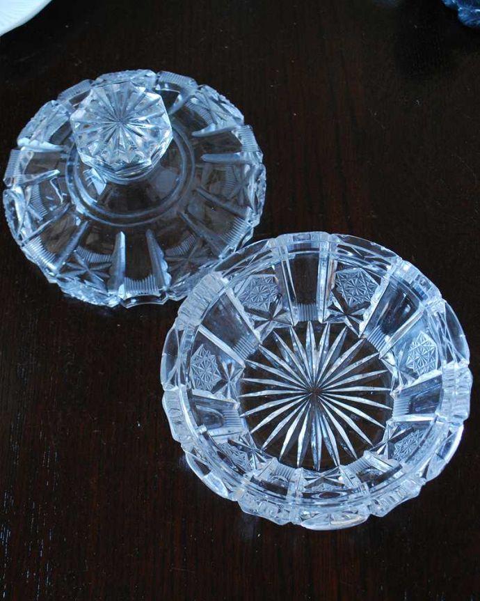 アンティーク 雑貨のガラス小物　アンティーク雑貨　フタ付きアンティークプレスドグラス、持ち手も美しいガラスのパフケース。上から見るとこんな感じアンティークなので多少のキズや欠けがある場合がありますが、使用上問題はありませんのでご了承下さい。(pg-5710)