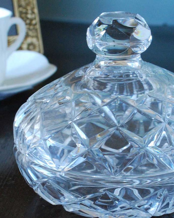 アンティーク 雑貨のガラス小物　アンティーク雑貨　フタ付きアンティークプレスドグラス、持ち手も美しいガラスのキャニスター（パフケース）。女性のために作られたパフボール入れもともとは女性がお化粧するためのコットンやパフを収納するために作られた器。(pg-5711)